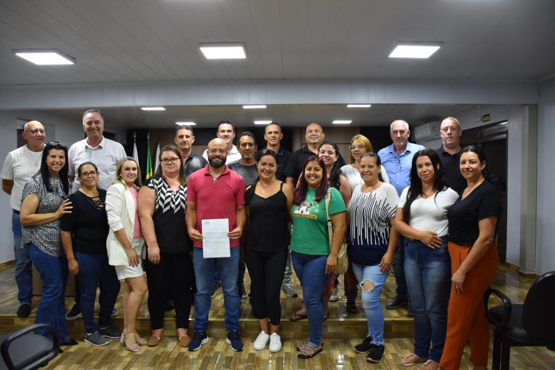 Vereadores aprovam projetos que reajustam em 25% o salário de servidores auxiliares